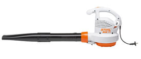 Soffiatore elettrico Stihl BGE 71 molto leggero e silenzioso con bocchetta piatta per piccole superfici.