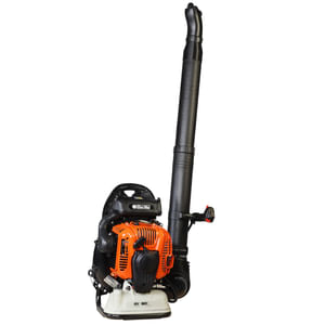 Soffiatore spalleggiato a scoppio OleoMac BV 901 per uso professionale con motore da 5,0HP con peso di 10,4Kg.