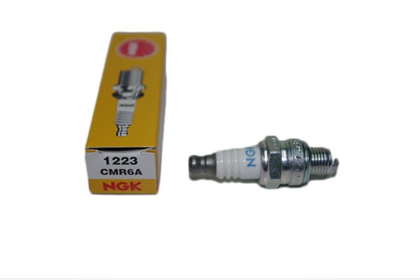 Candela NGK CMR6A per decespugliatore Robin e motore a benzina trattorino tagliaerba