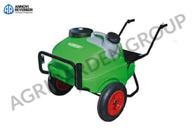 Carrello con botte 130 lt, cisterna lavamani 5 lt, 10 mt di tubo 8x13, lancia a leva per trattamenti