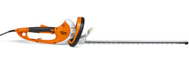 Tagliasiepi elettrico Stihl HSE 71 con impugnatura orientabile per il taglio di siepi robuste con lama da 70cm.