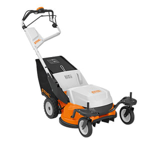 Rasaerba a batteria trazionato Stihl RMA 765 V con variatore, larghezza di taglio da 63cm e sacco di raccolta da 80litri.